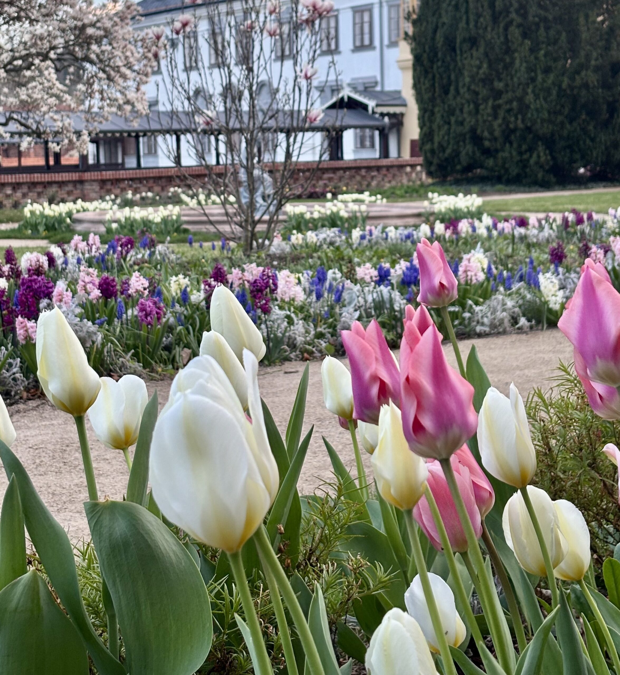 Jaro na zámku a šlechta na cestách